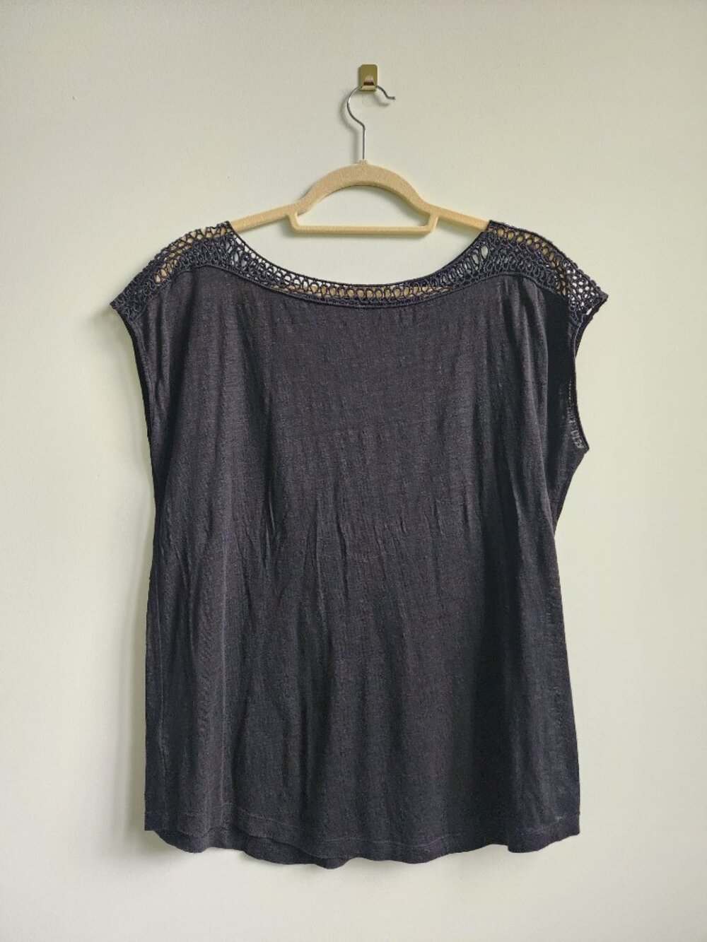 Size M Ann Taylor LOFT Black Cap-Sleeve Top, Crochet Lace-Trimmed Neckline